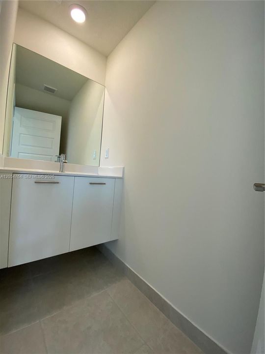 Activo con contrato: $4,400 (3 camas, 2 baños, 1570 Pies cuadrados)