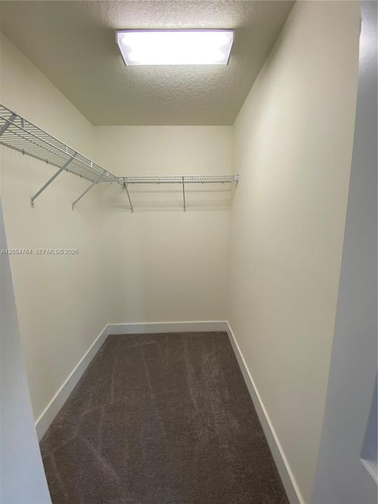 Activo con contrato: $4,400 (3 camas, 2 baños, 1570 Pies cuadrados)