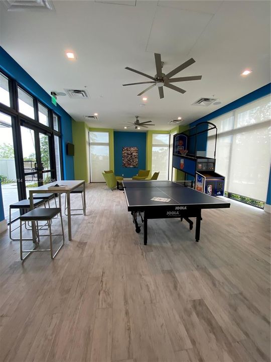 Activo con contrato: $4,400 (3 camas, 2 baños, 1570 Pies cuadrados)