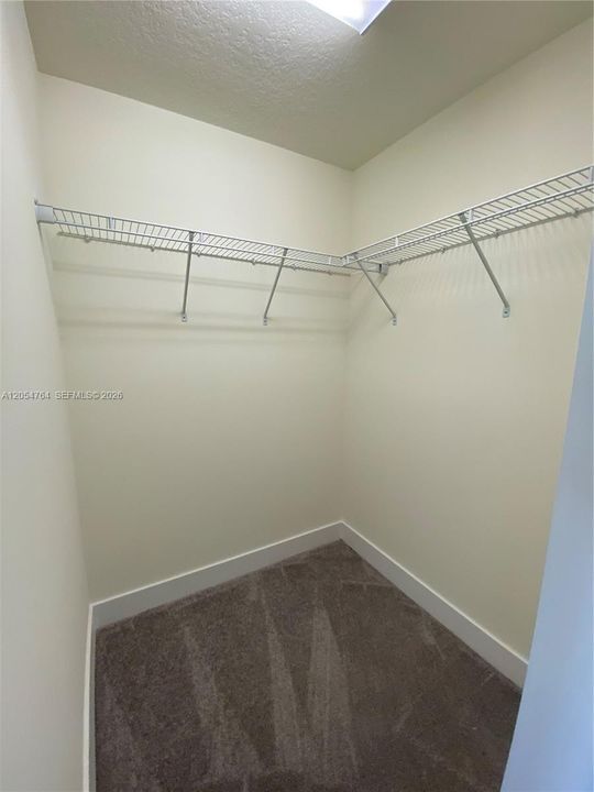 Activo con contrato: $4,400 (3 camas, 2 baños, 1570 Pies cuadrados)