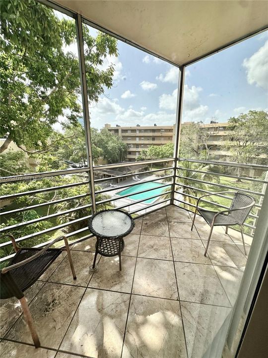 For Rent: $1,950 (2 beds, 1 baths, 945 Square Feet)