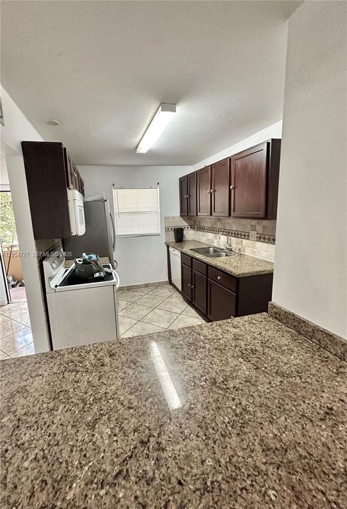 For Rent: $1,950 (2 beds, 1 baths, 945 Square Feet)