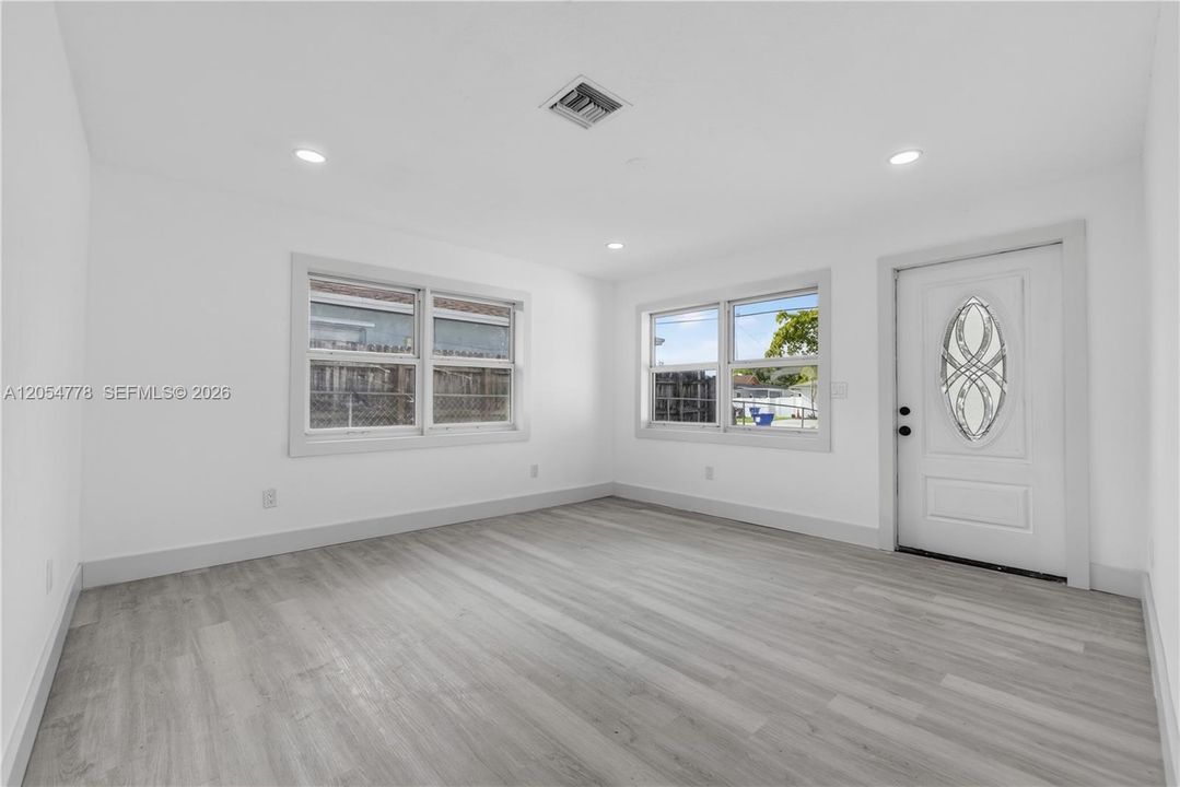 En Venta: $549,000 (4 camas, 3 baños, 1456 Pies cuadrados)
