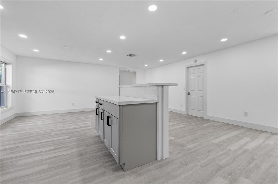 En Venta: $549,000 (4 camas, 3 baños, 1456 Pies cuadrados)