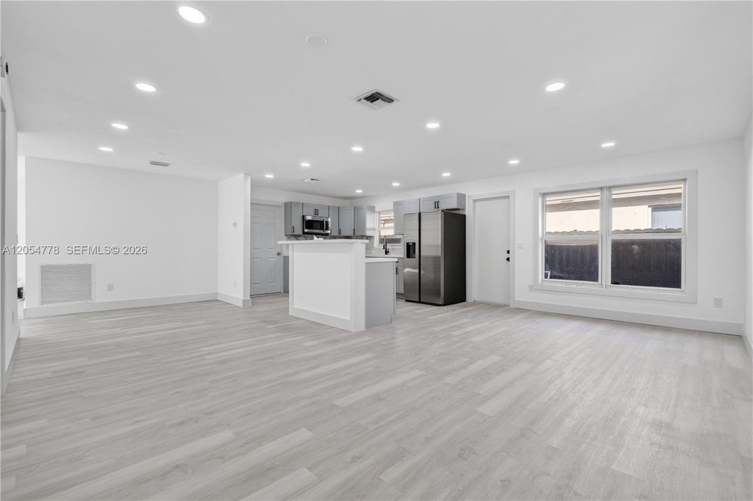 En Venta: $549,000 (4 camas, 3 baños, 1456 Pies cuadrados)