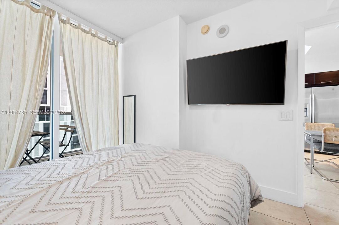 For Sale: $585,000 (2 beds, 2 baths, 1441 Square Feet)