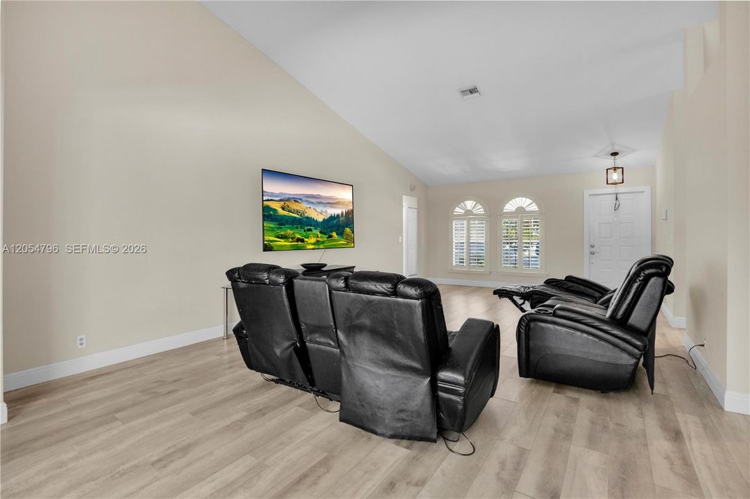 На продажу: $699,999 (3 спален, 2 ванн, 1691 Квадратных фут)