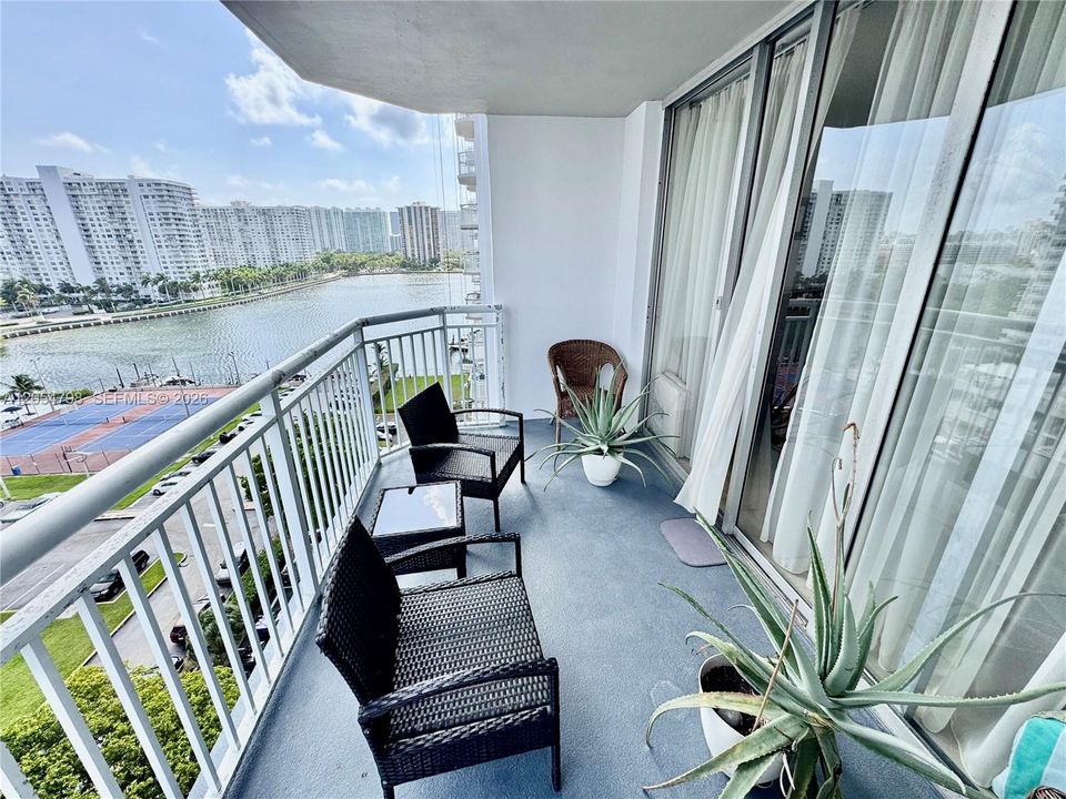 For Sale: $245,000 (2 beds, 2 baths, 1251 Square Feet)