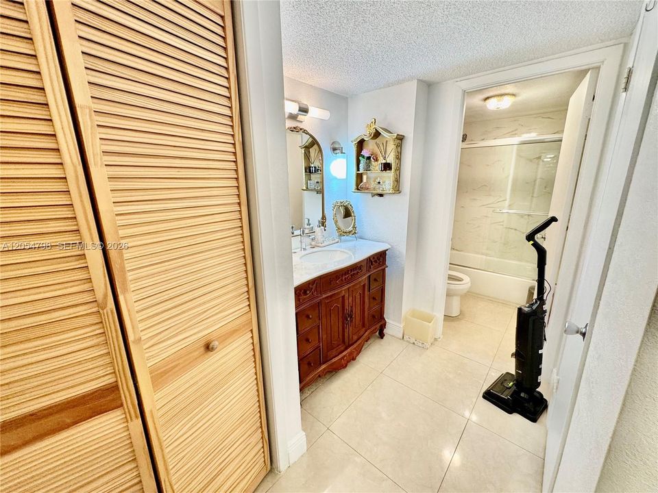 For Sale: $245,000 (2 beds, 2 baths, 1251 Square Feet)