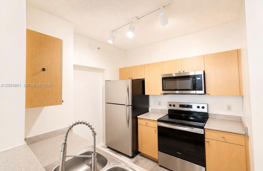 В аренду: $1,900 (1 спален, 1 ванн, 736 Квадратных фут)
