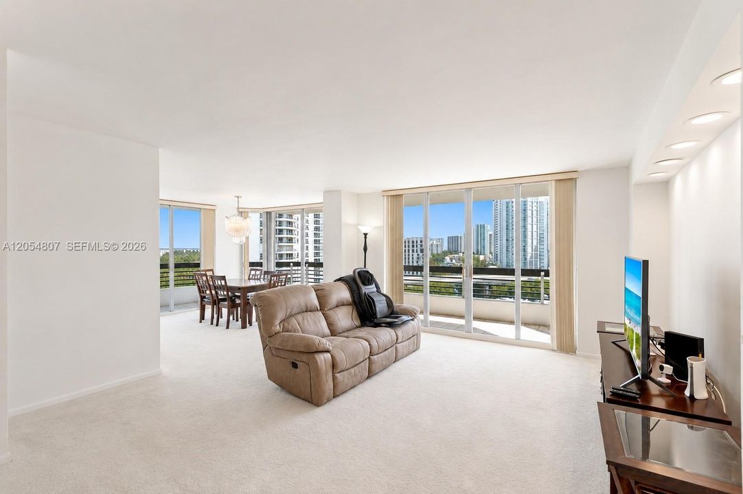 For Sale: $479,000 (2 beds, 2 baths, 1353 Square Feet)