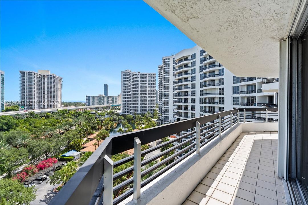 For Sale: $479,000 (2 beds, 2 baths, 1353 Square Feet)
