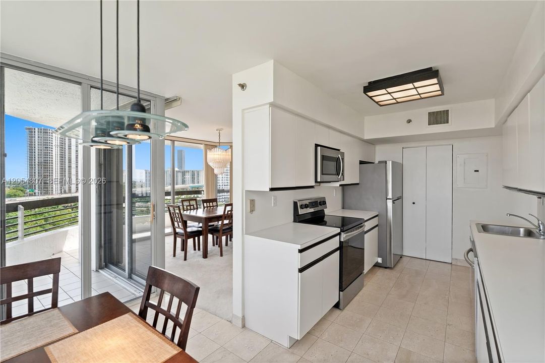 For Sale: $479,000 (2 beds, 2 baths, 1353 Square Feet)