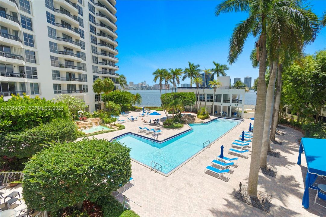 For Sale: $479,000 (2 beds, 2 baths, 1353 Square Feet)