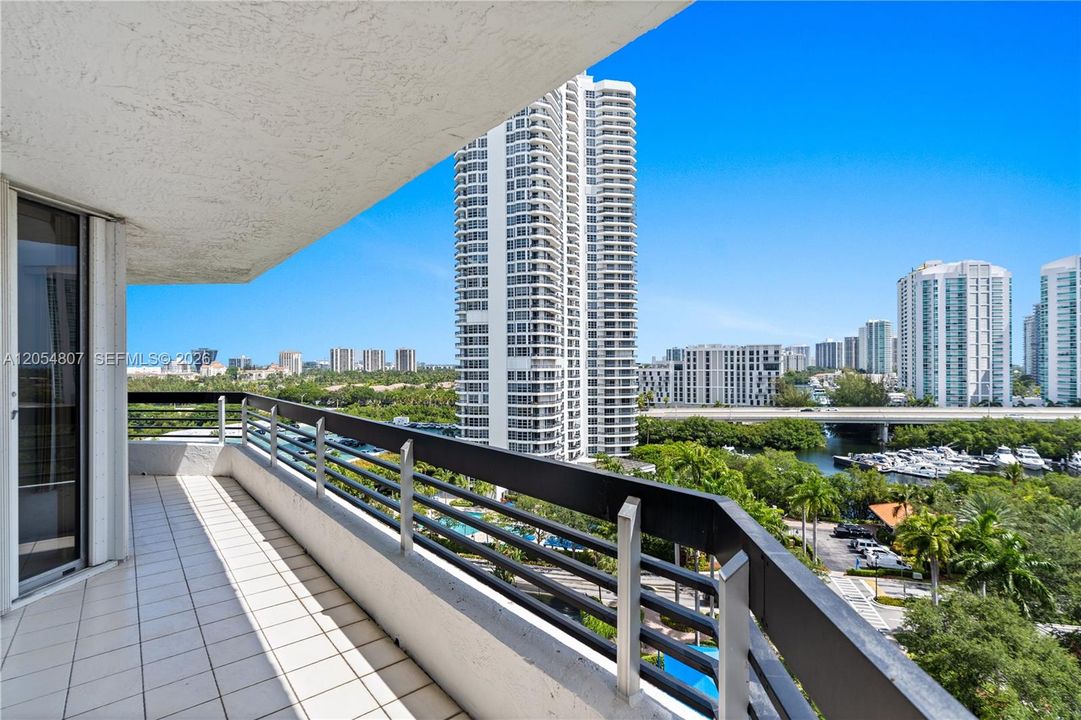 For Sale: $479,000 (2 beds, 2 baths, 1353 Square Feet)