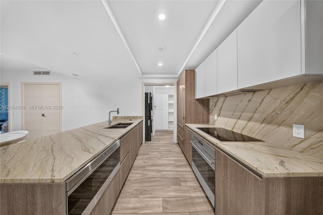 На продажу: $999,999 (2 спален, 2 ванн, 1253 Квадратных фут)