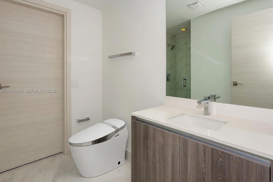 На продажу: $999,999 (2 спален, 2 ванн, 1253 Квадратных фут)