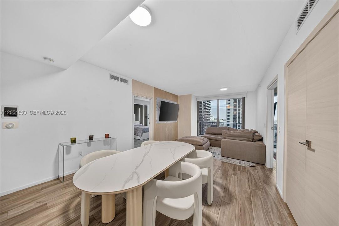 На продажу: $999,999 (2 спален, 2 ванн, 1253 Квадратных фут)