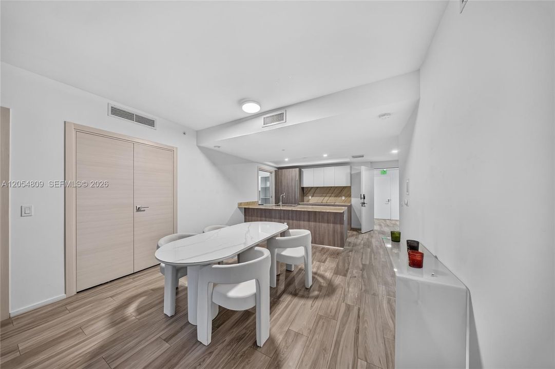 На продажу: $999,999 (2 спален, 2 ванн, 1253 Квадратных фут)