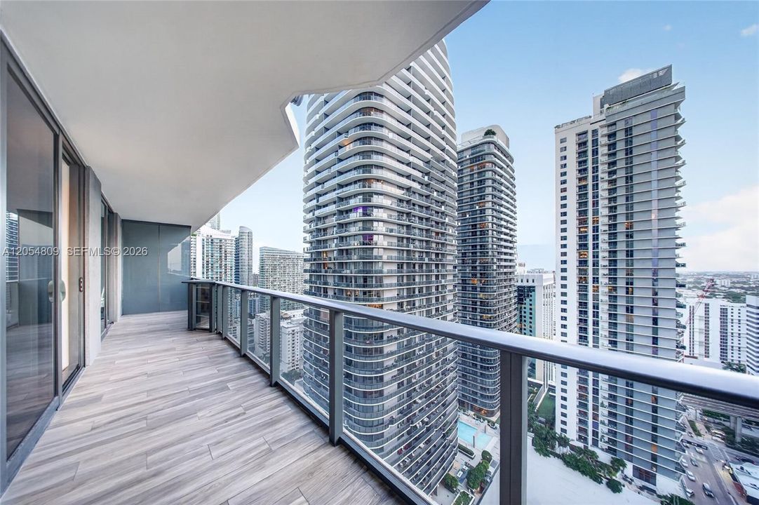 На продажу: $999,999 (2 спален, 2 ванн, 1253 Квадратных фут)