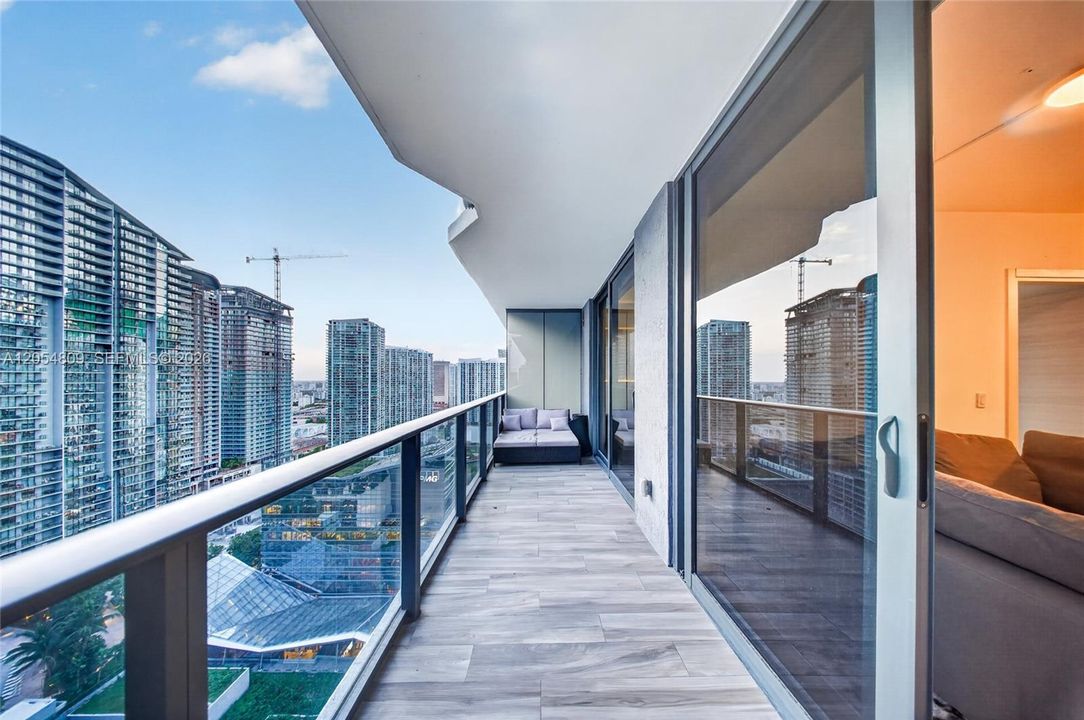 На продажу: $999,999 (2 спален, 2 ванн, 1253 Квадратных фут)