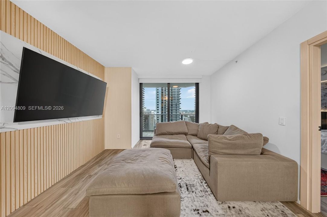 На продажу: $999,999 (2 спален, 2 ванн, 1253 Квадратных фут)