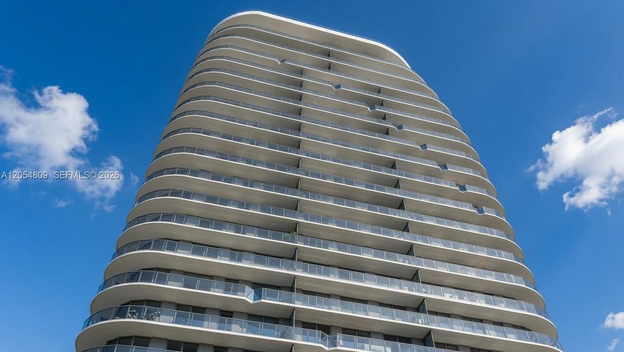 На продажу: $999,999 (2 спален, 2 ванн, 1253 Квадратных фут)