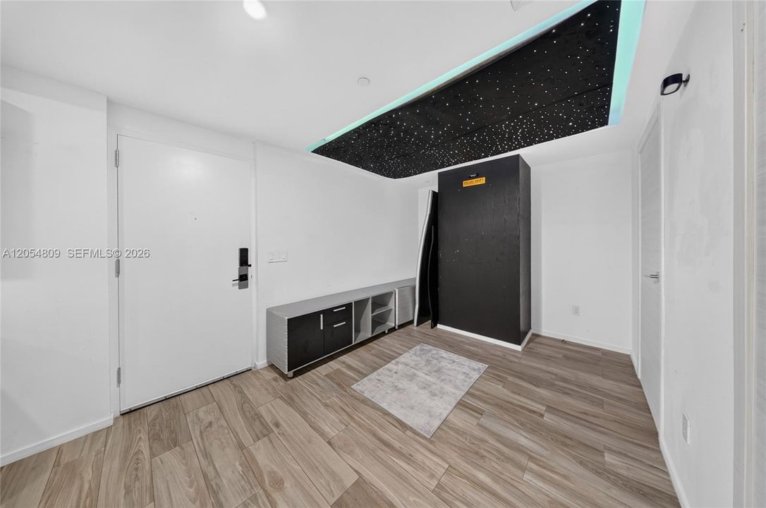 На продажу: $999,999 (2 спален, 2 ванн, 1253 Квадратных фут)