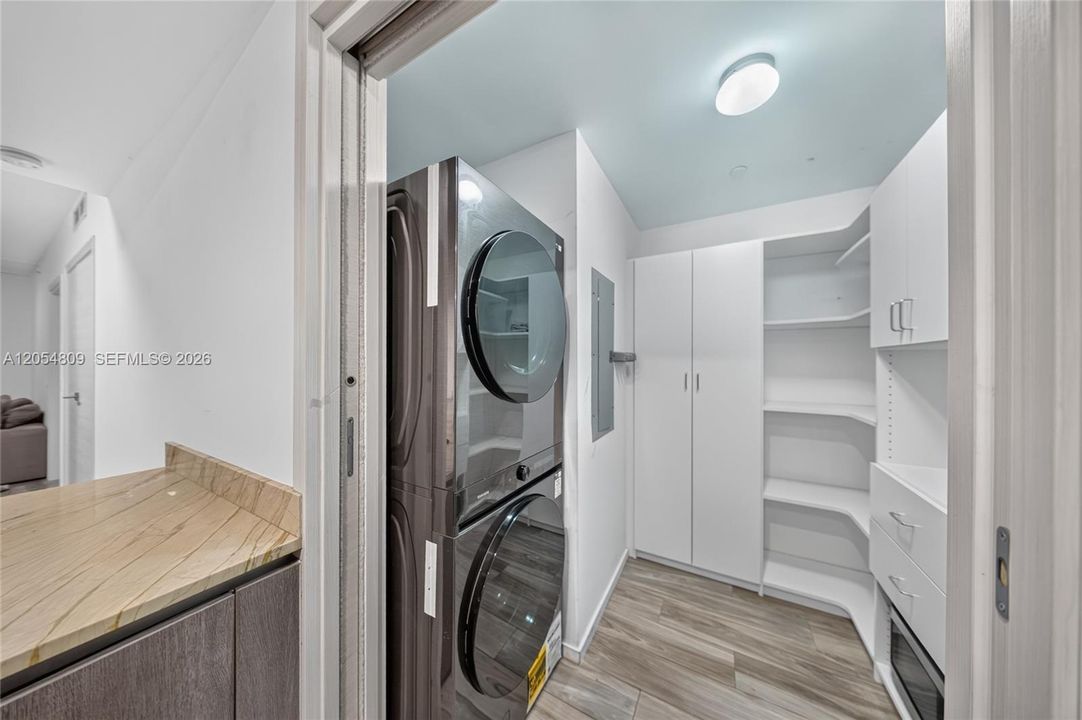 На продажу: $999,999 (2 спален, 2 ванн, 1253 Квадратных фут)