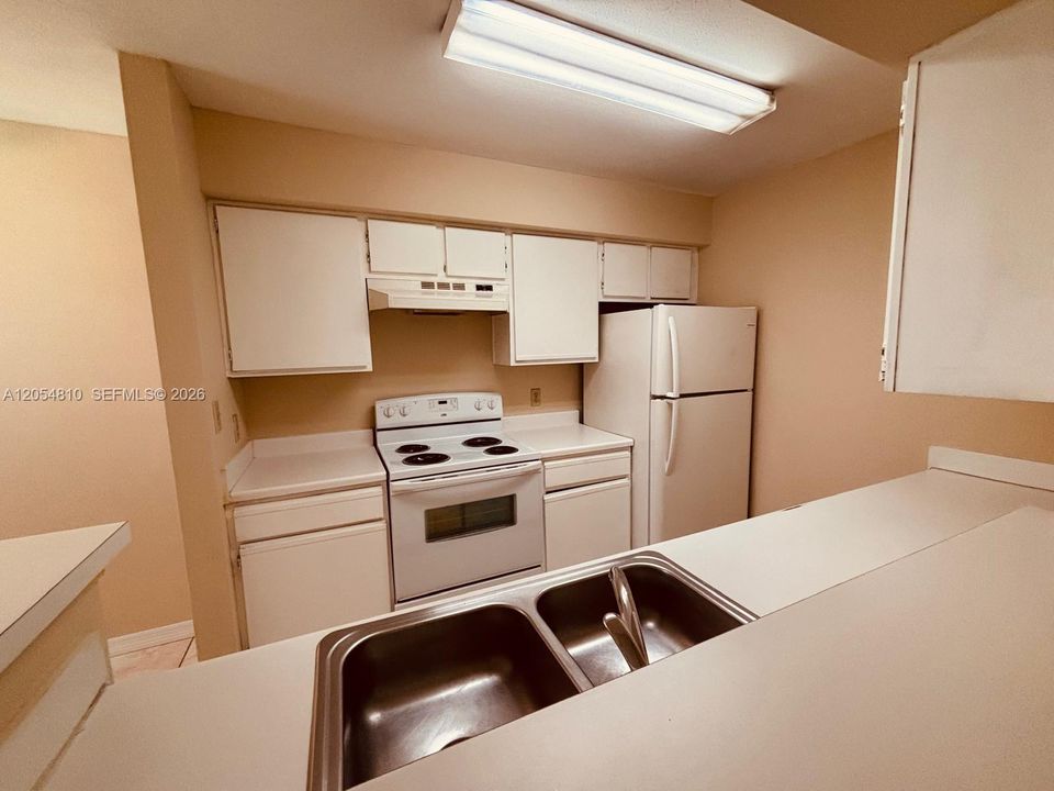 For Rent: $1,500 (1 beds, 1 baths, 834 Square Feet)