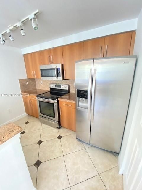 For Rent: $1,850 (1 beds, 1 baths, 885 Square Feet)