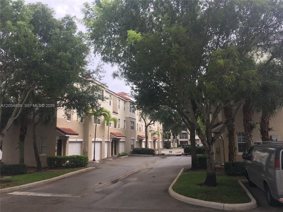For Rent: $1,850 (1 beds, 1 baths, 885 Square Feet)
