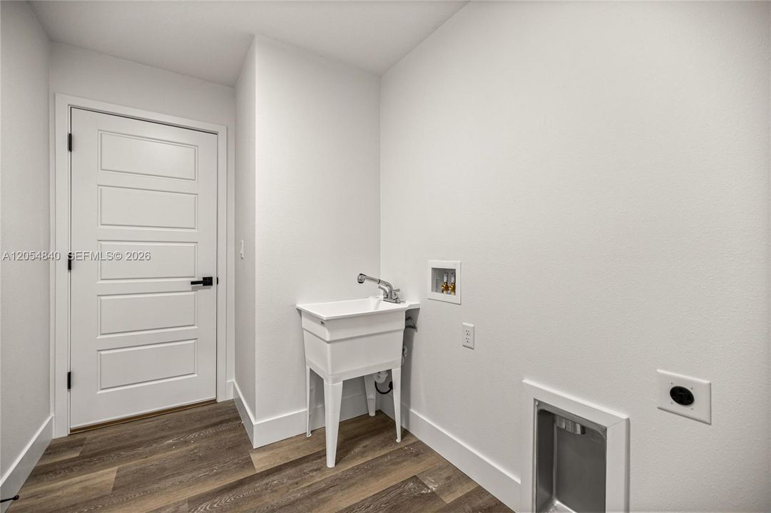 For Sale: $279,900 (3 beds, 2 baths, 1468 Square Feet)