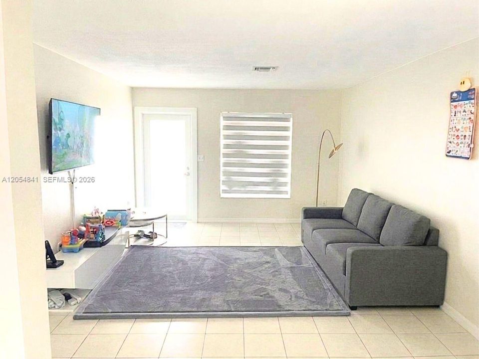 Activo con contrato: $2,800 (3 camas, 2 baños, 1183 Pies cuadrados)