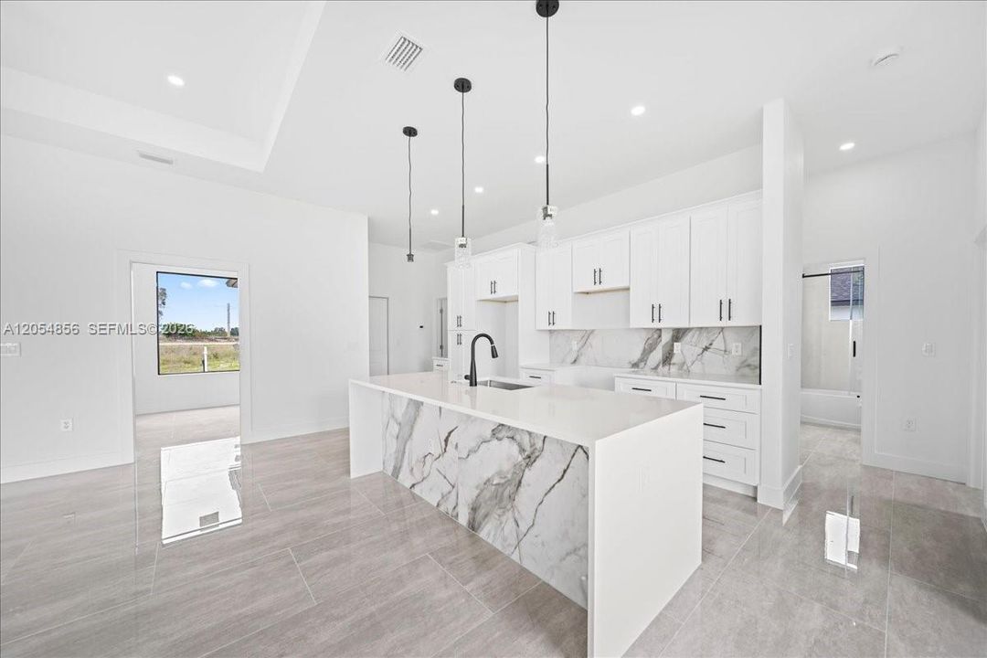 На продажу: $349,900 (3 спален, 2 ванн, 1588 Квадратных фут)