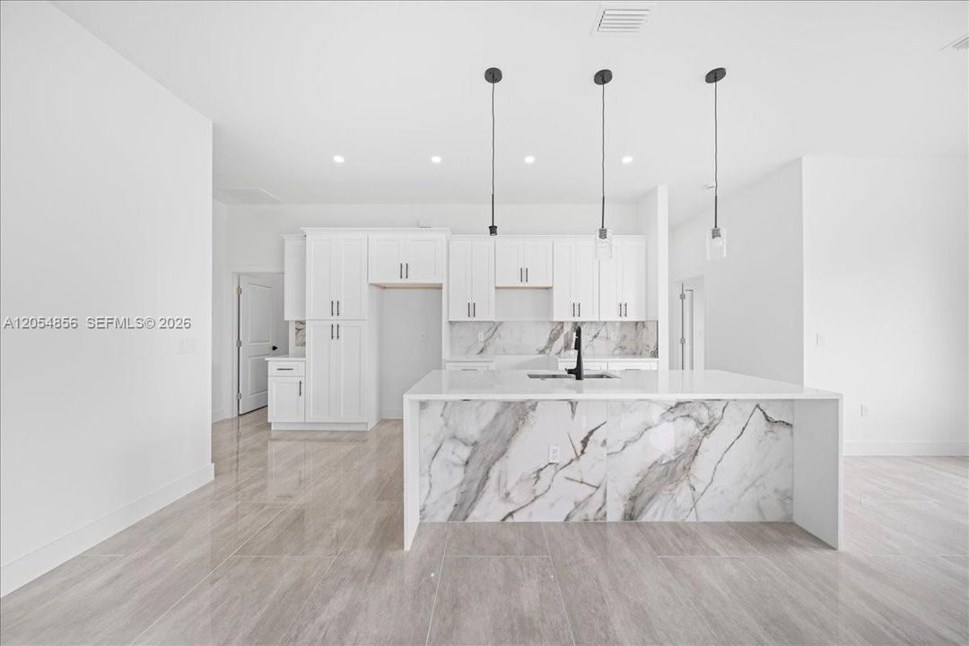 На продажу: $349,900 (3 спален, 2 ванн, 1588 Квадратных фут)