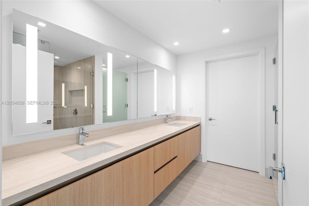 For Sale: $1,495,000 (1 beds, 2 baths, 1081 Square Feet)