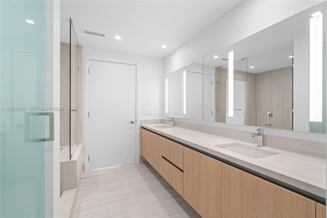 For Sale: $1,495,000 (1 beds, 2 baths, 1081 Square Feet)