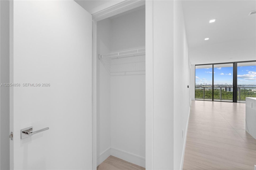 For Sale: $1,495,000 (1 beds, 2 baths, 1081 Square Feet)