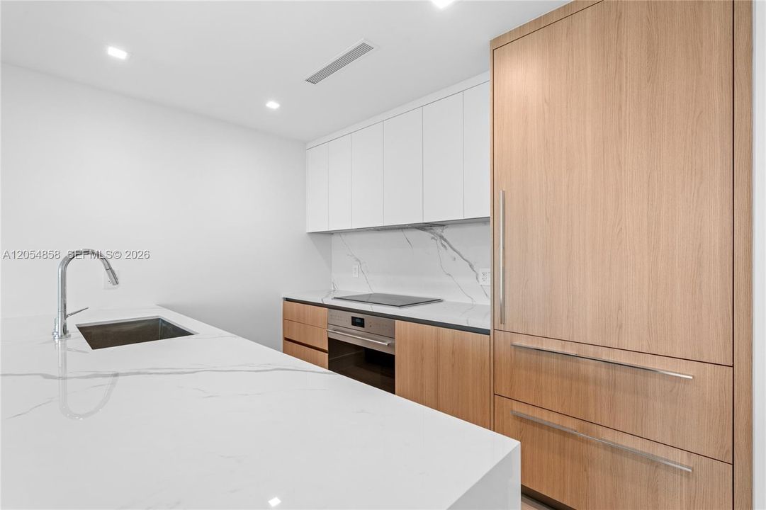 For Sale: $1,495,000 (1 beds, 2 baths, 1081 Square Feet)