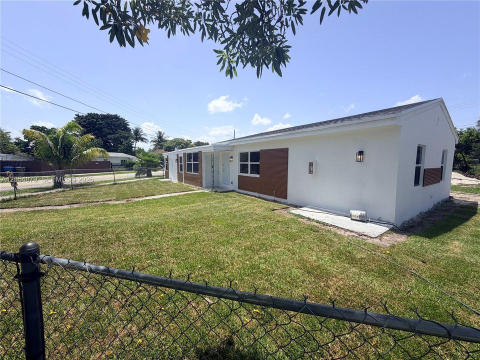 For Rent: $1,995 (2 beds, 1 baths, 1838 Square Feet)