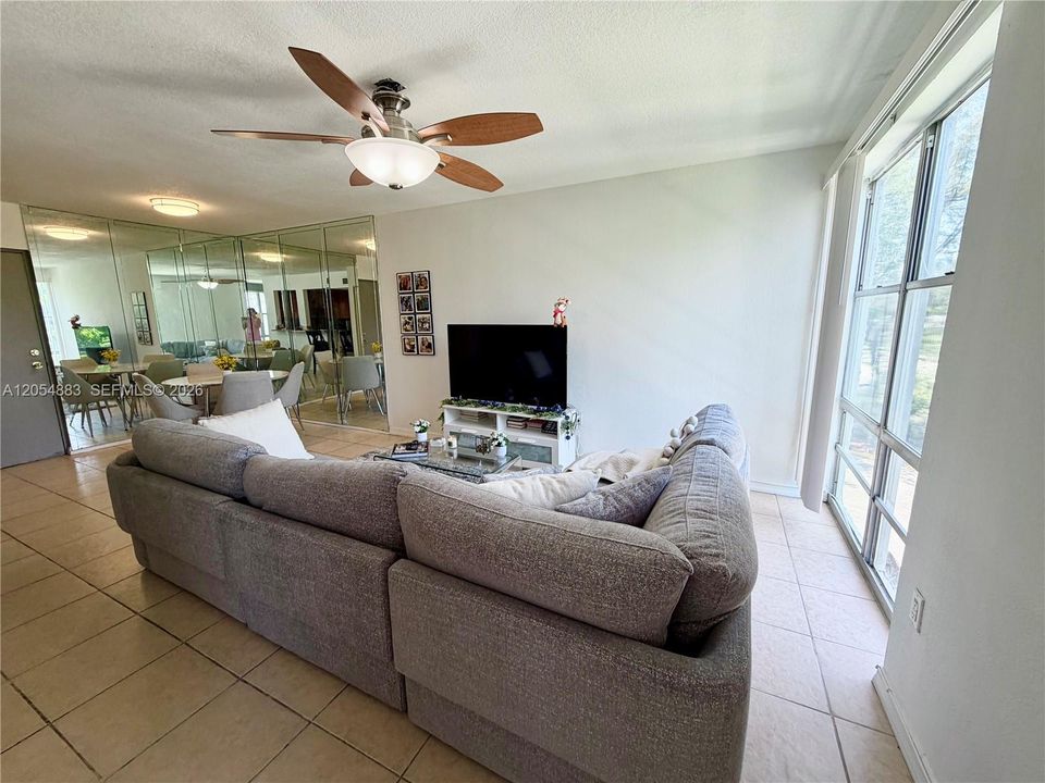 For Rent: $1,950 (1 beds, 1 baths, 620 Square Feet)
