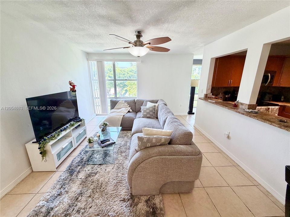 For Rent: $1,950 (1 beds, 1 baths, 620 Square Feet)