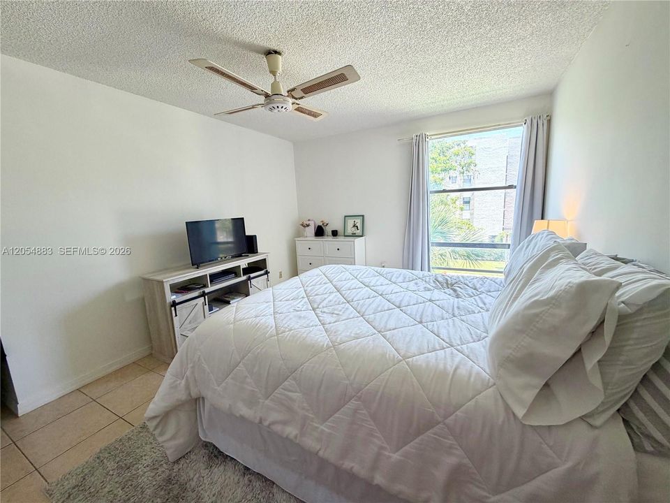 For Rent: $1,950 (1 beds, 1 baths, 620 Square Feet)