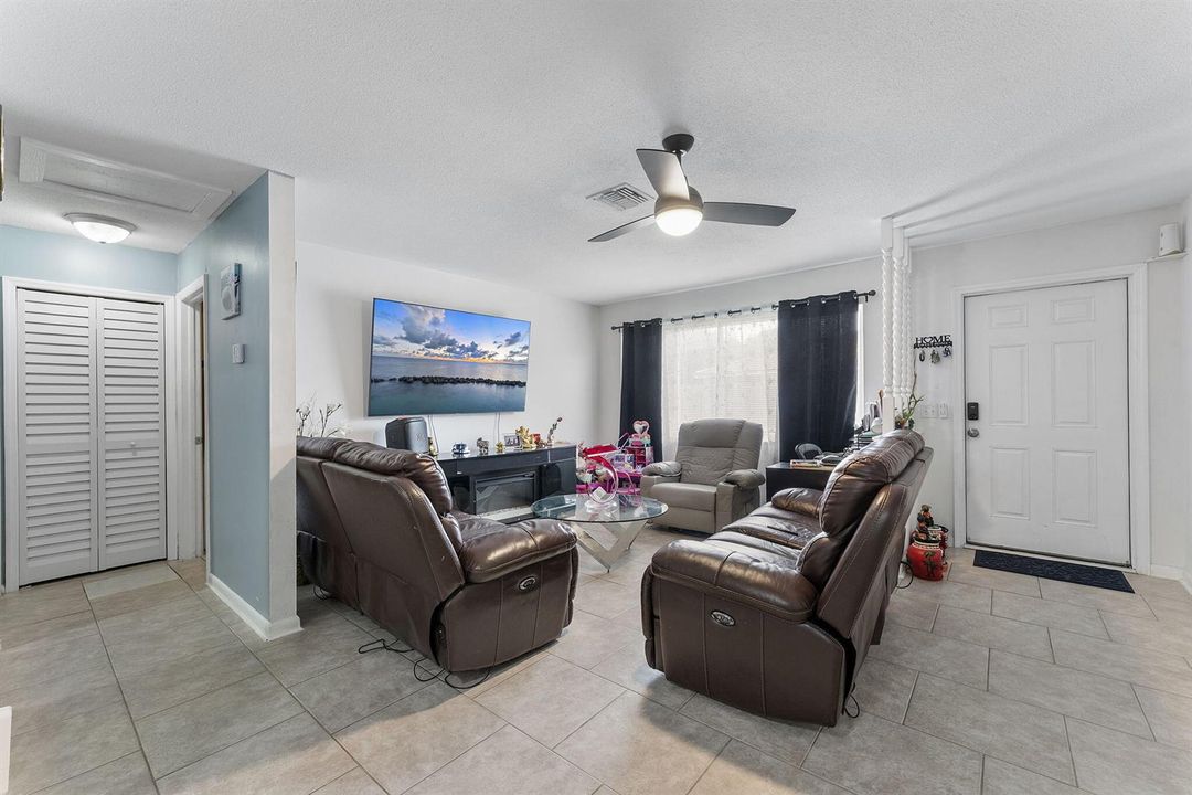 UNIT 4118 / LIVING ROOM
