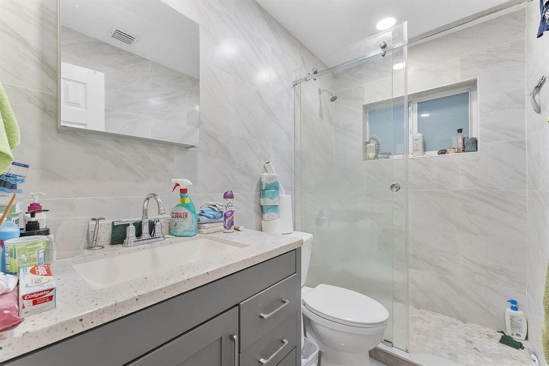 UNIT 4116 / BATHROOM 2