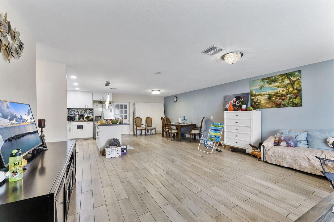 UNIT 4116 / LIVING ROOM