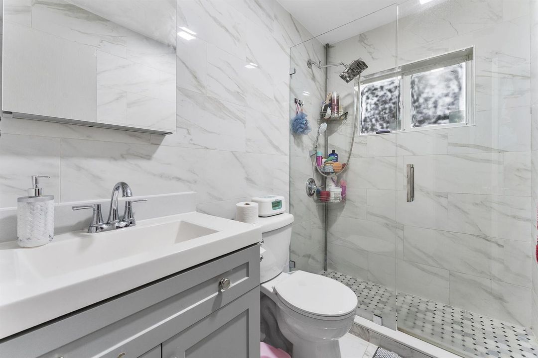 UNIT 4118 / BATHROOM