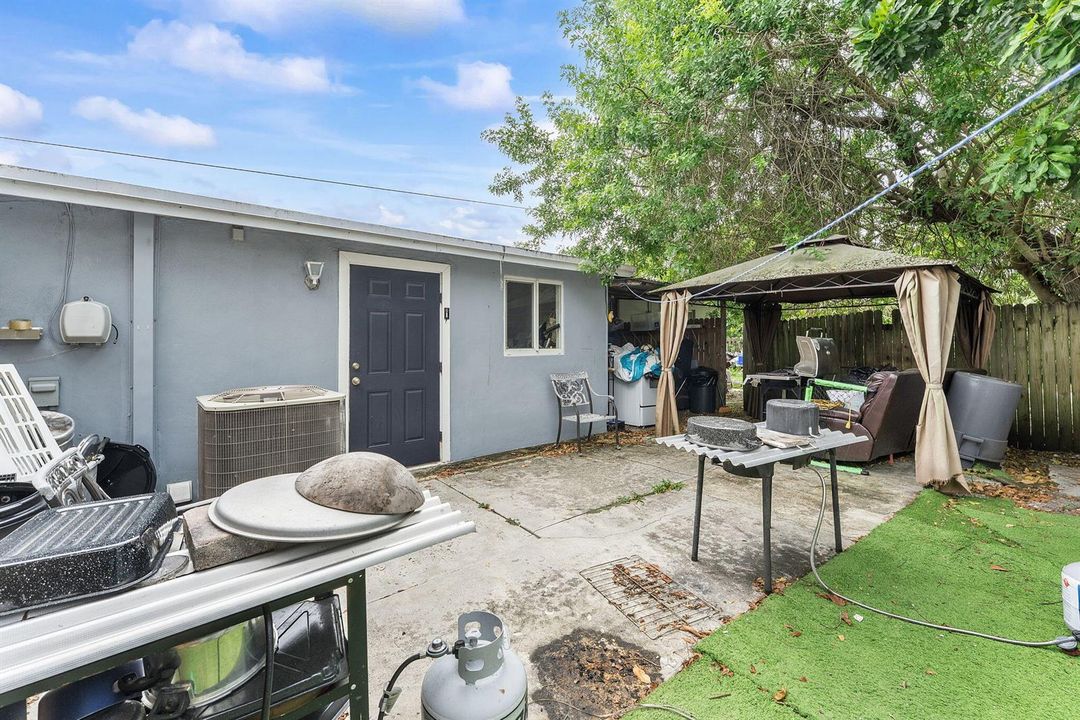 UNIT 4116 / FENCED BACKYARD