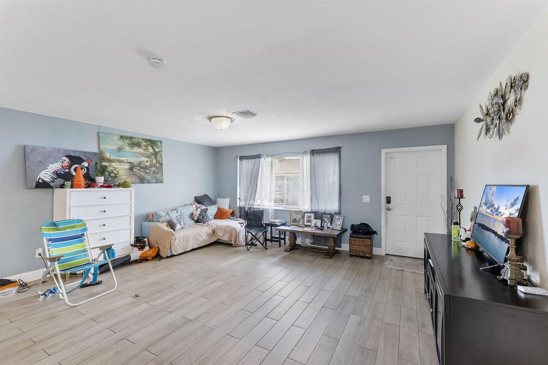 UNIT 4116 / LIVING ROOM